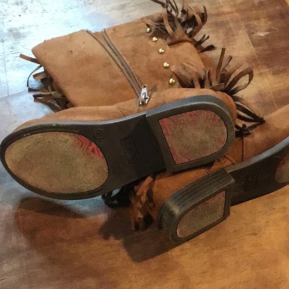 Suede Camel Colered Boots With Fringe - Picture 3 of 4